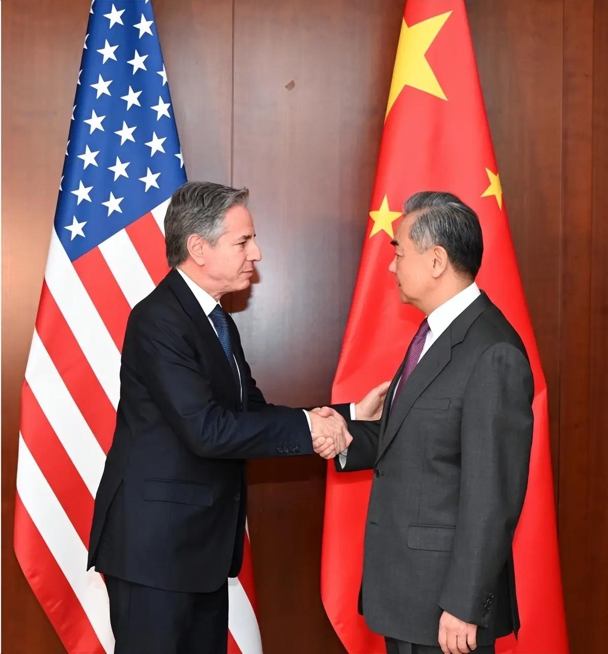 美国在谈判桌上要求中国停掉高端芯片研发，松开稀土出口管控。很多人以为，这是美国在