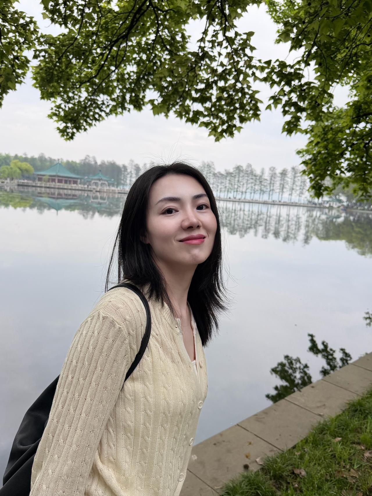 林花谢了春红，太匆匆。无奈朝来寒雨晚来风。胭脂泪，相留醉，几时重。自是人生