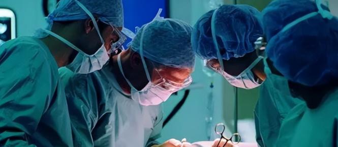 山西一男子长期头痛，被医院诊断为脑肿瘤，可当医生打开他的头颅时，却有一股恶臭液体