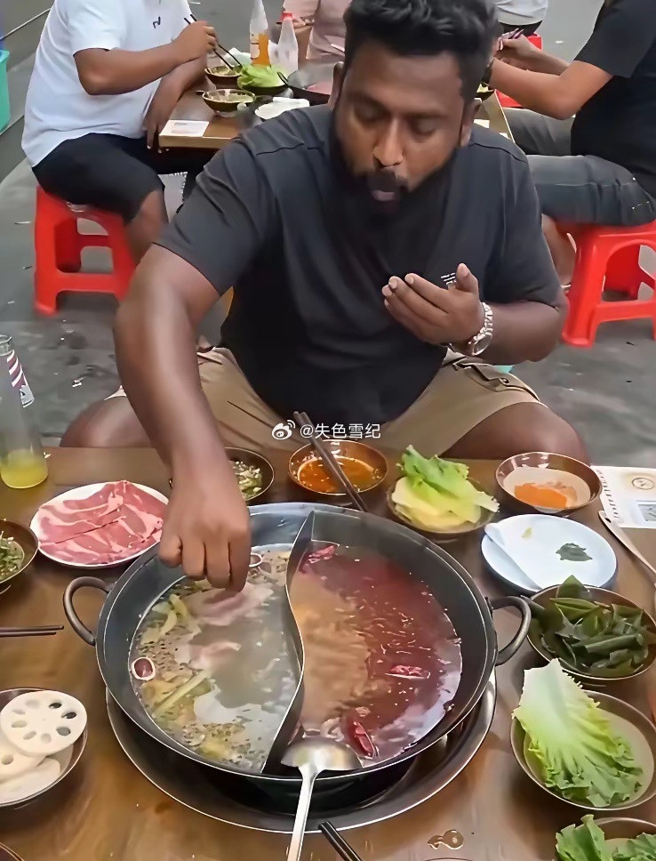 没想到真的有人请印度朋友吃火锅。​​​​​​​​人家手伸到锅里抓肉，被烫得直接蹦