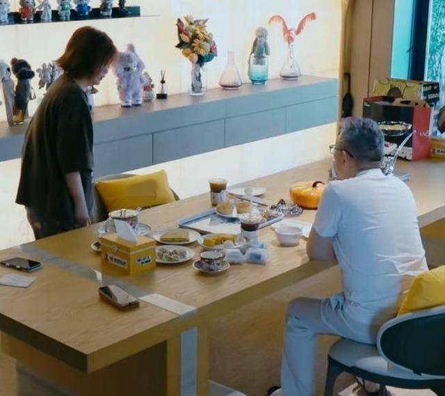 杜华北京豪宅曝光：十余盘早餐配保姆，网友争议不只在餐桌