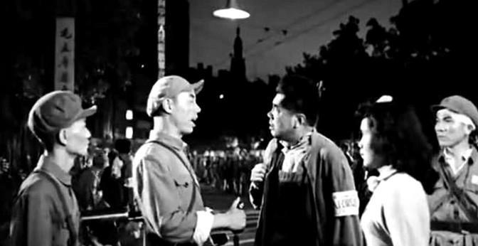 1950年，1位机关干部的亲属出殡，途经青龙桥检查站被拦了下来。哨兵要证件，干部