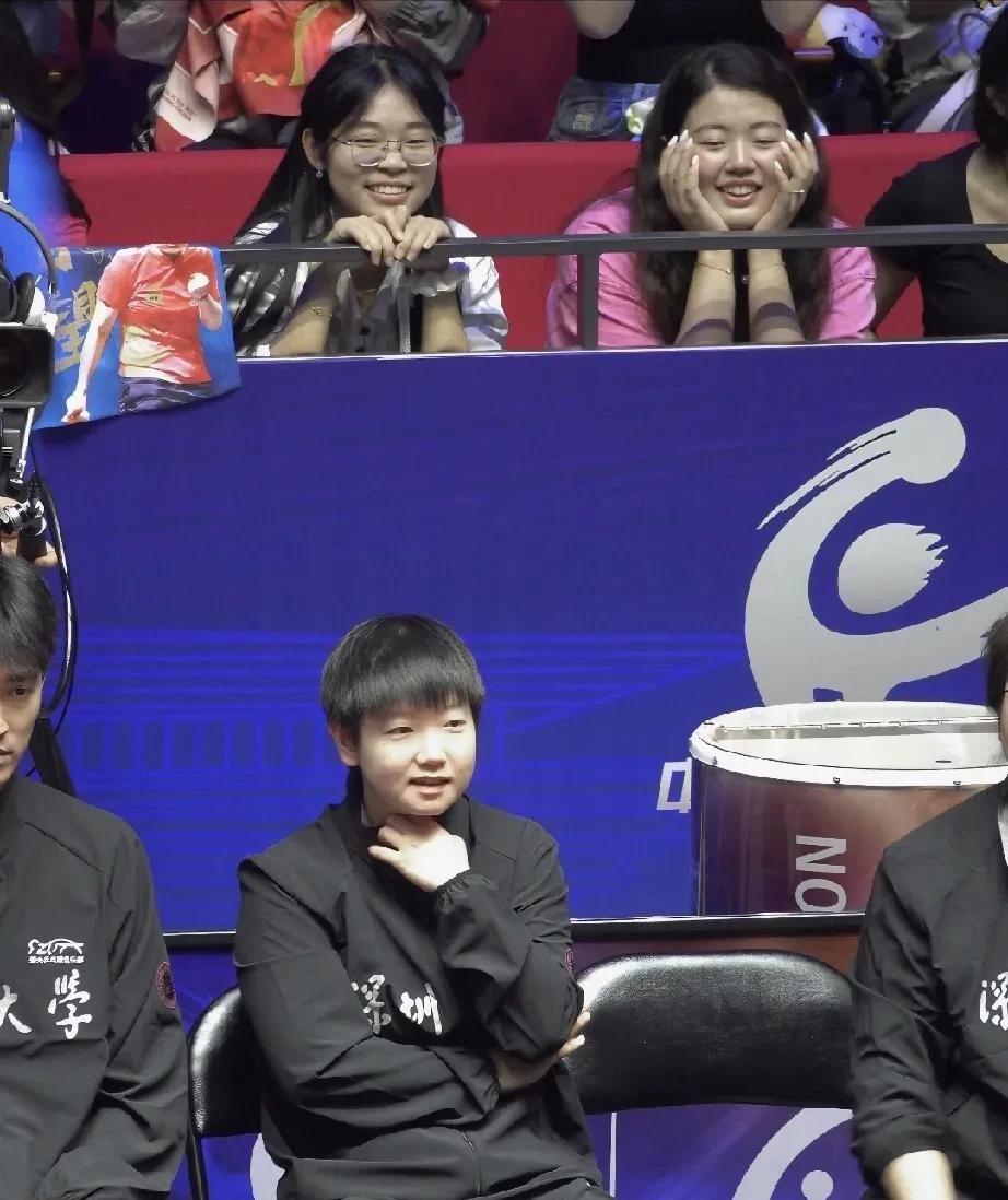 [大笑][大笑]看看这些显眼包，真是幸福乒超呀！！场边的莎莎那么可爱，观众席上