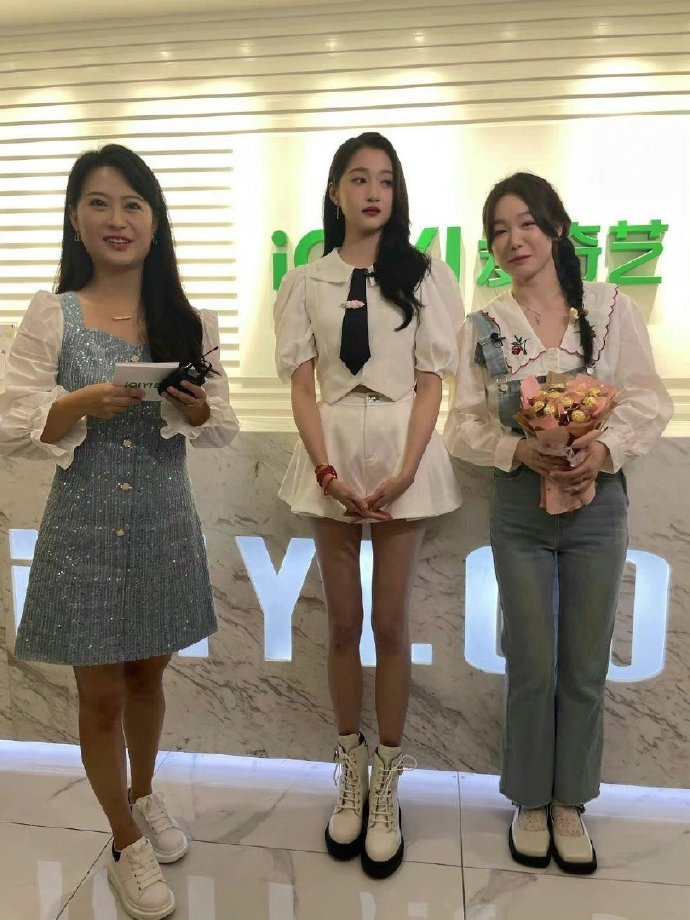 这张图让我对关晓彤的腿有了新的认识​​​