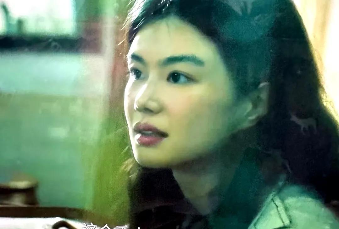 《扫毒风暴》马瑛子在卢少骅身上闻到了另一个女人的香水味，拿出自己的香水，对准卢少