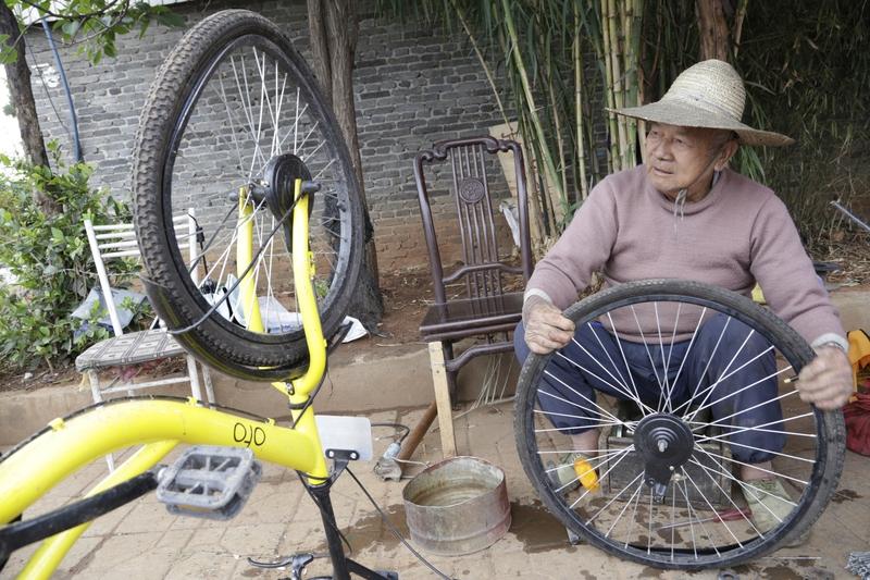 今天读到《人民日报》的金句，真是句句戳心。“欲成大树，不与草争，将军有剑，不斩草