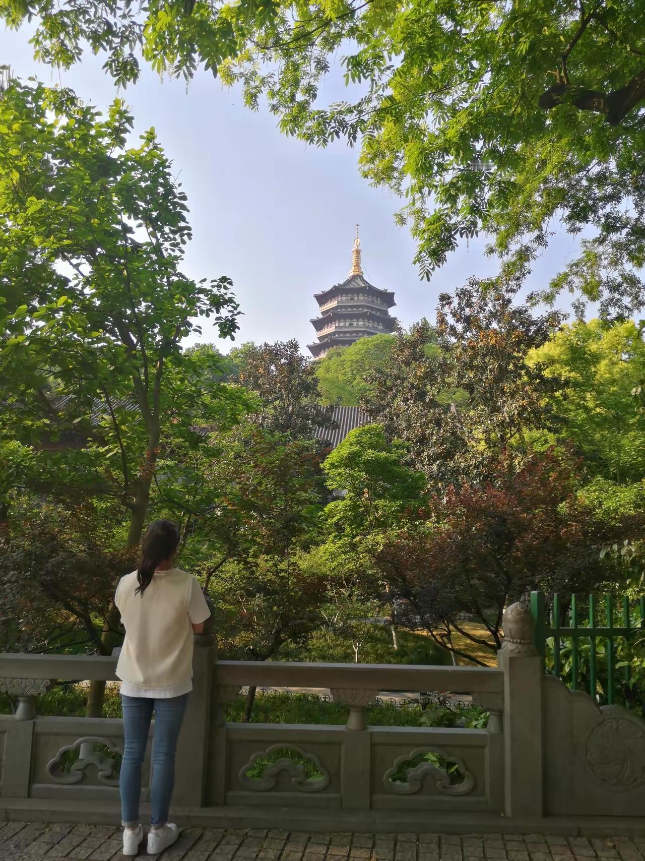 我刚到深圳上班时，车间有一个组长帅哥，长得温润如玉，可称得上：陌上人如玉，君子世