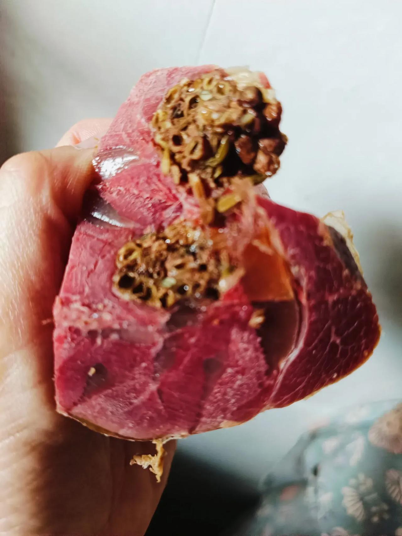 吓人！这神马东西啊，心理阴影加一，肉都不敢乱吃了。