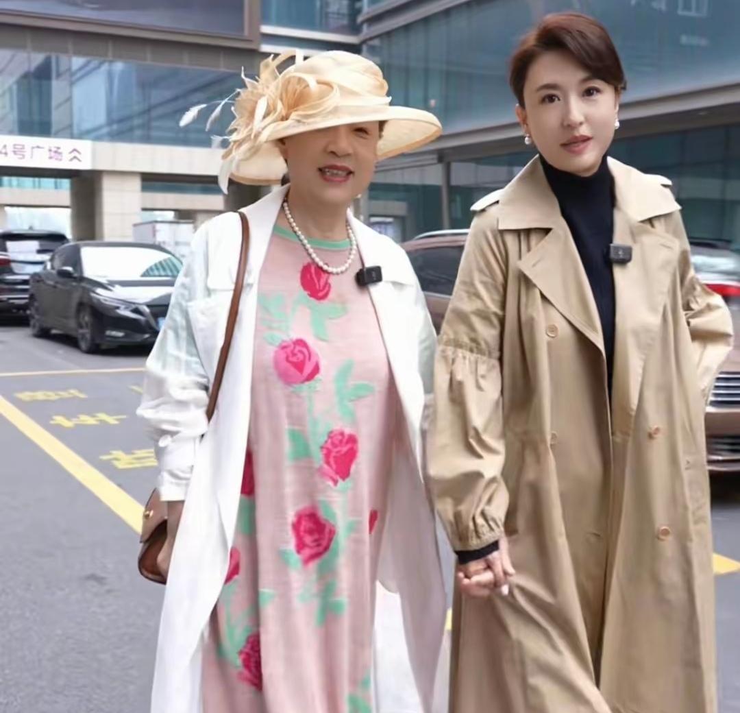 张蕾陪妈逛个街，全网炸了。63岁妈妈穿真丝长裙戴珍珠，腰板比女儿还直。没人喊