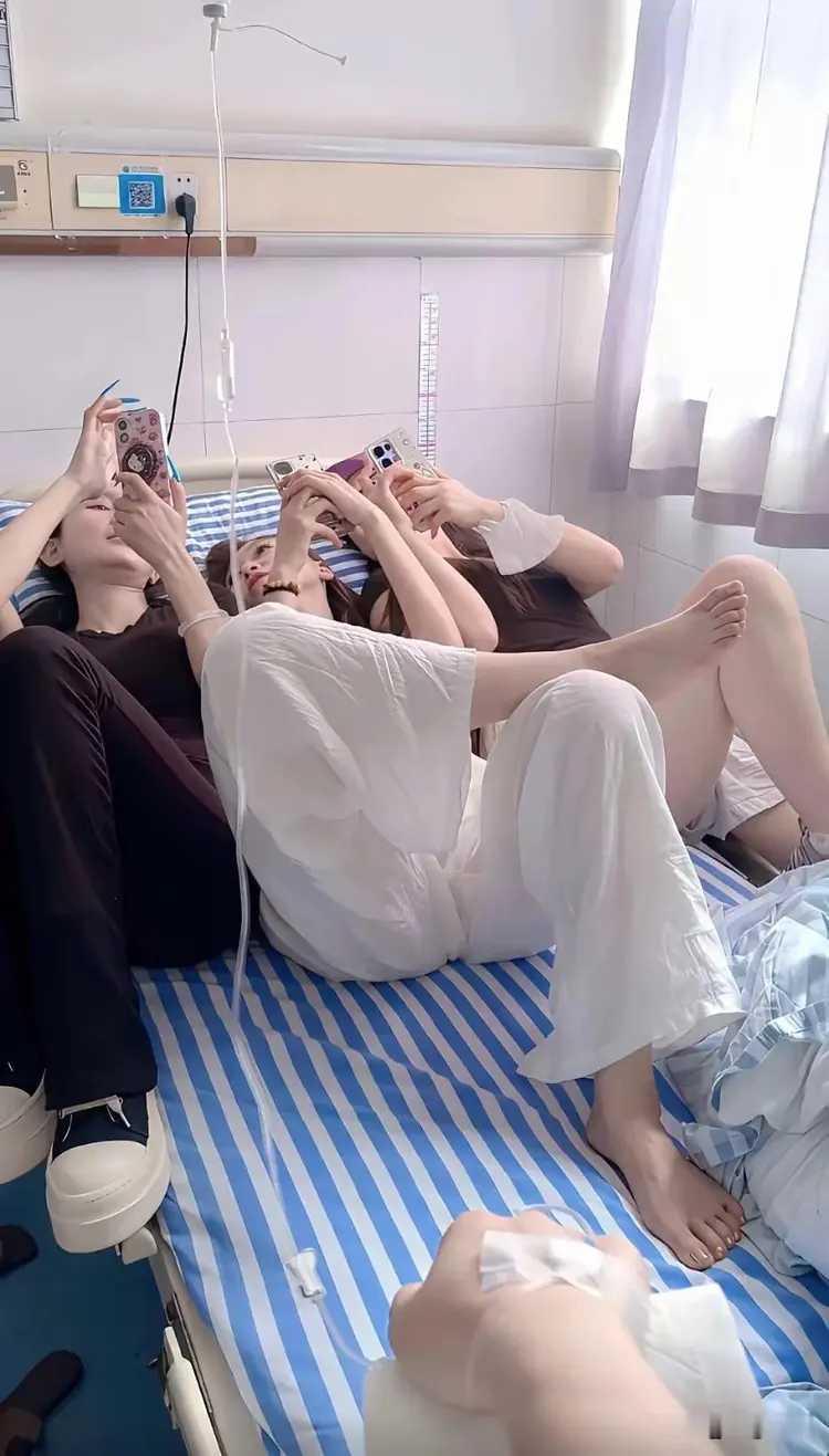 名副其实的陪床。老妈子生病住院，三个孙女来陪床。