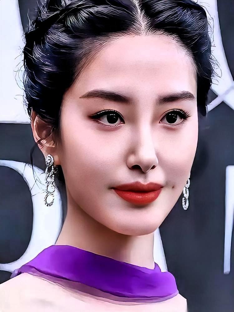 杨采钰牵着陈金飞的手亮相那天，刘亦菲的代言全换了人。这不是恋爱，是项目交接。