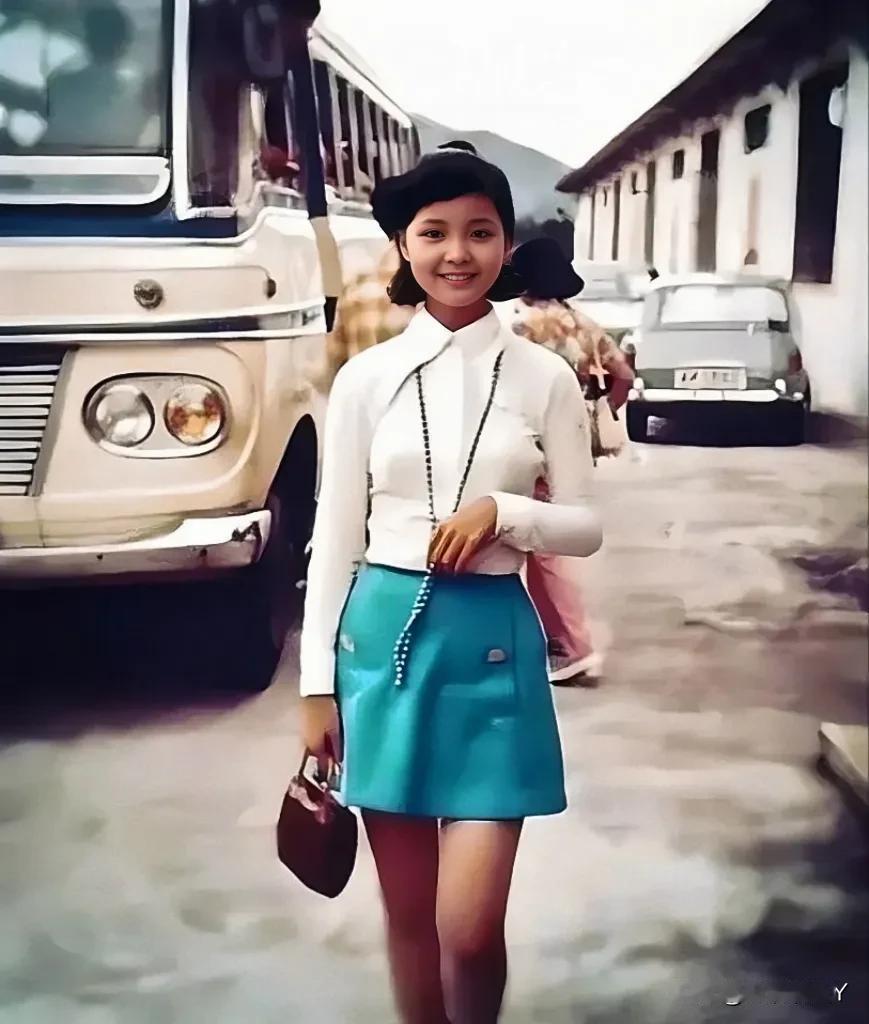 人长得漂亮，穿什么都好看。1969年，16岁的邓丽君在台北街头的一张留影老照片自