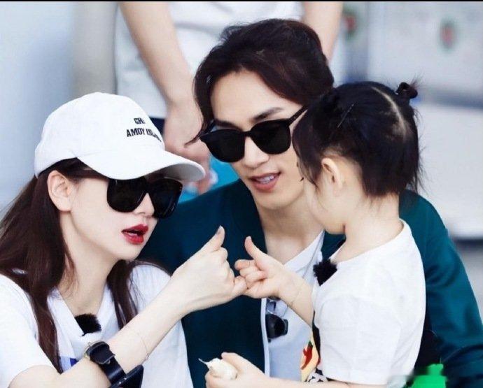 戚薇女儿11岁的身高戚薇李承铉带女儿Lucky韩国出游被路人偶遇，11岁的李乐祺