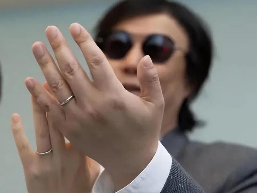 我想说，萧煌奇的妻子，真不简单。自己作为一名专业的宠物训练师，长的漂亮可