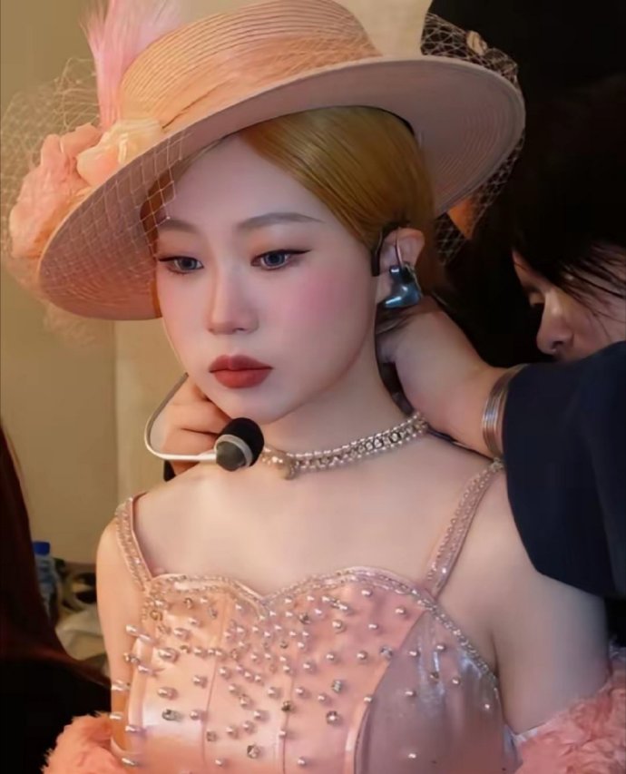 沈佳润这3万8的妆造一出来我是真没忍住，差点把手机给摔了！​王亚飞这双手到底