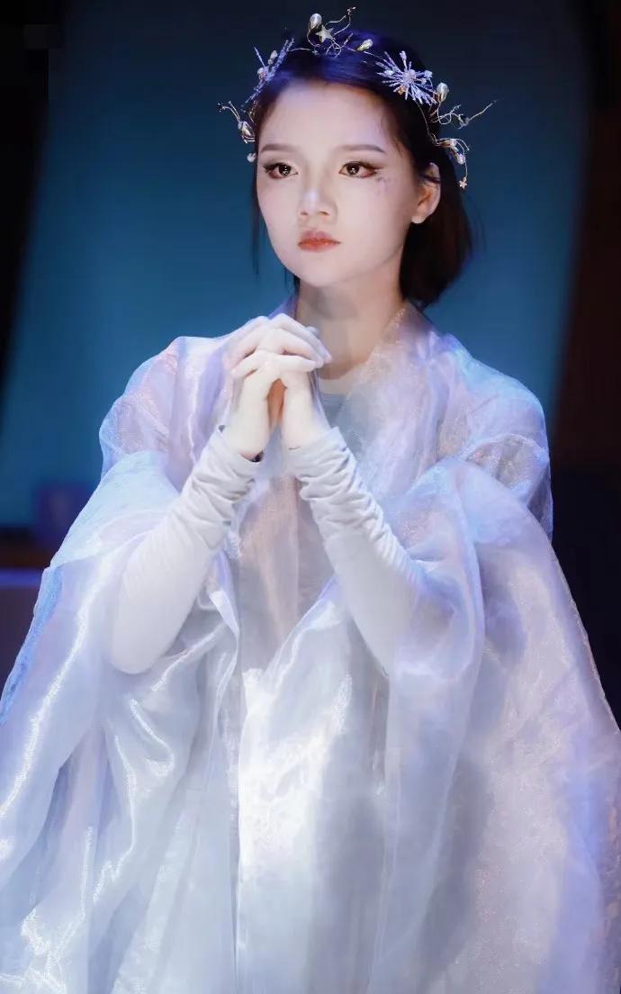 任敏怎么回事？脸圆乎乎的，但身材很纤细。#任敏体态#