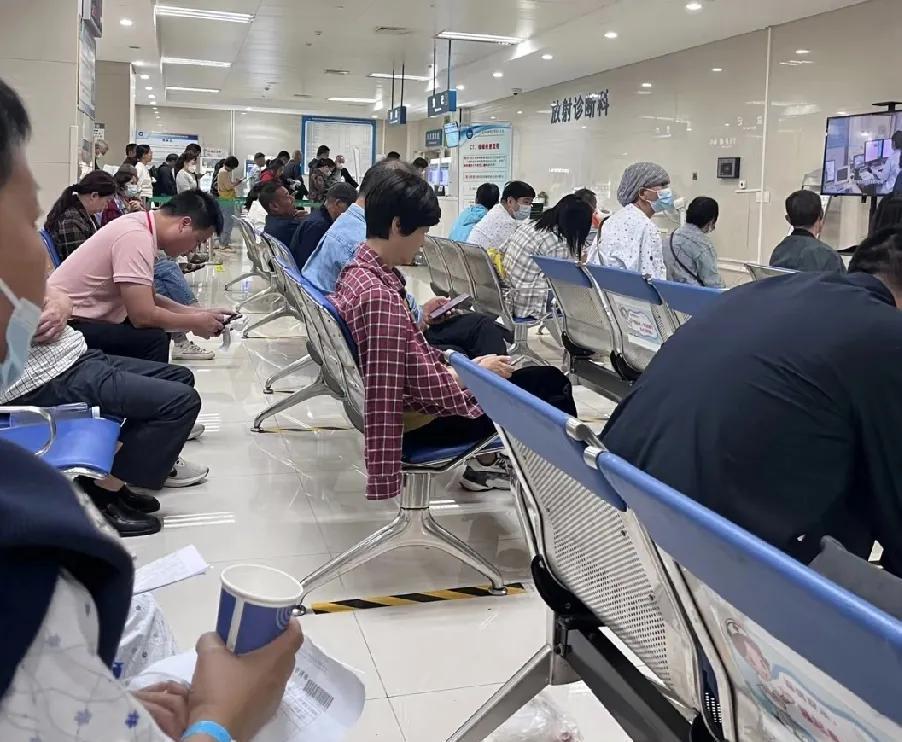 邻居在县医院上班，去年他们部门开始裁人，她是做行政后勤，以前双休，现在单休，经常