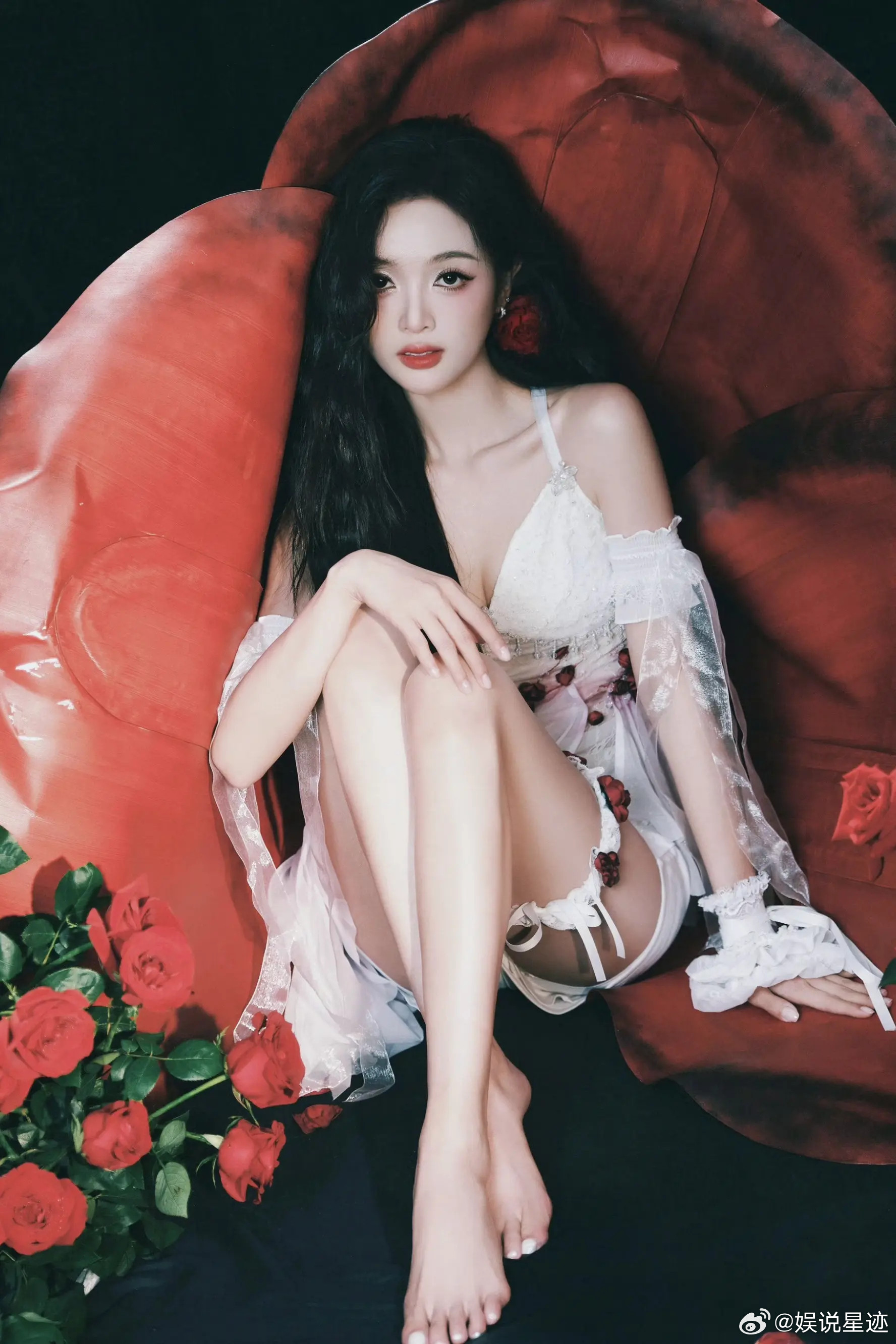 吴宣仪最新赤脚玫瑰🌹写真。吴宣仪演唱会女生的脚大长腿​​​