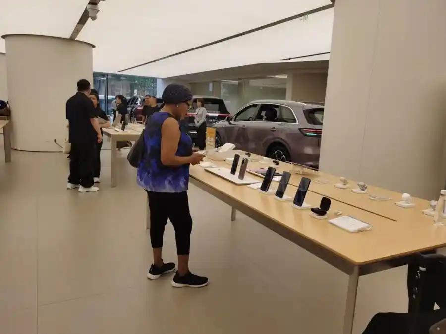 俄罗斯游客上海狂扫6台华为！这波“中国购”热潮，藏着国货最硬的底气从“中国游”