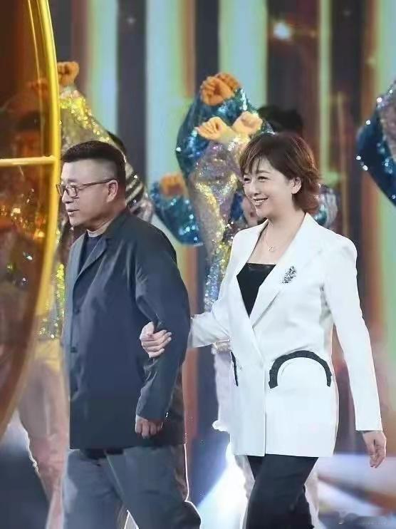 江珊换个发型像换个人！短发配西装又酷又飒，56岁美成少女！​​​