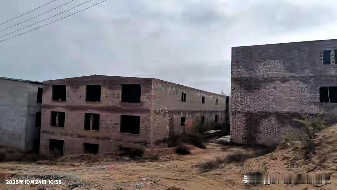 陕西神木村民疯了？没门没窗的“烂尾房”建几十万方，就为骗征地补偿？家人们，