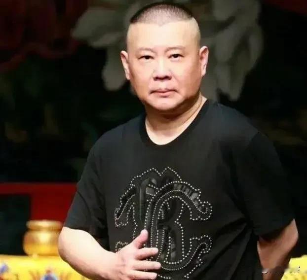 郭德纲正激情澎湃与于谦嘴斗，忽然观众席中有人大喊:郭胖子，郭胖子！声音太大，