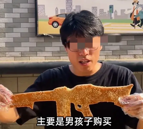 近日河南郑州，一28岁男子研究生毕业后，辞职回了老家，摆摊卖起了烧饼，只卖1元一