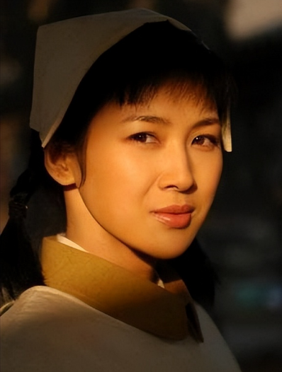 2011年，身家50亿的温州首富周旭辉，看上了“李云龙”饰演者的老婆童蕾。在金钱