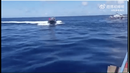菲律宾上百艘舰船同时出动，分两路侵扰我国领海，加拿大海军为其护航根据船舶信号