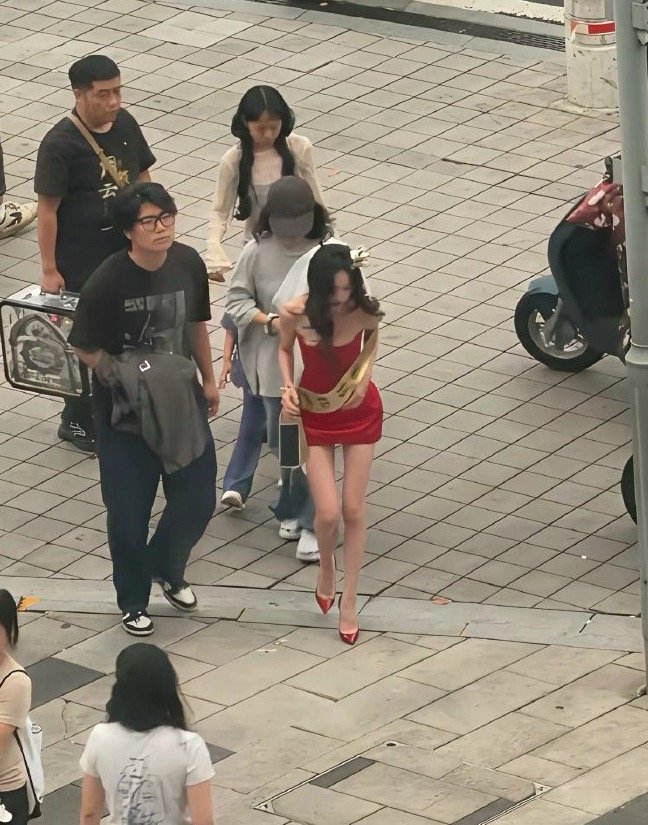 瘦到这种程度了，上镜才刚刚好，感觉很心酸