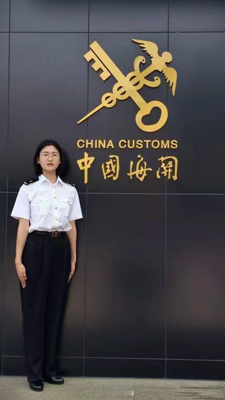 【一个悲伤的故事】她叫李雷阳，从皖北农村走出来，985硕士，考上吉隆海关。202