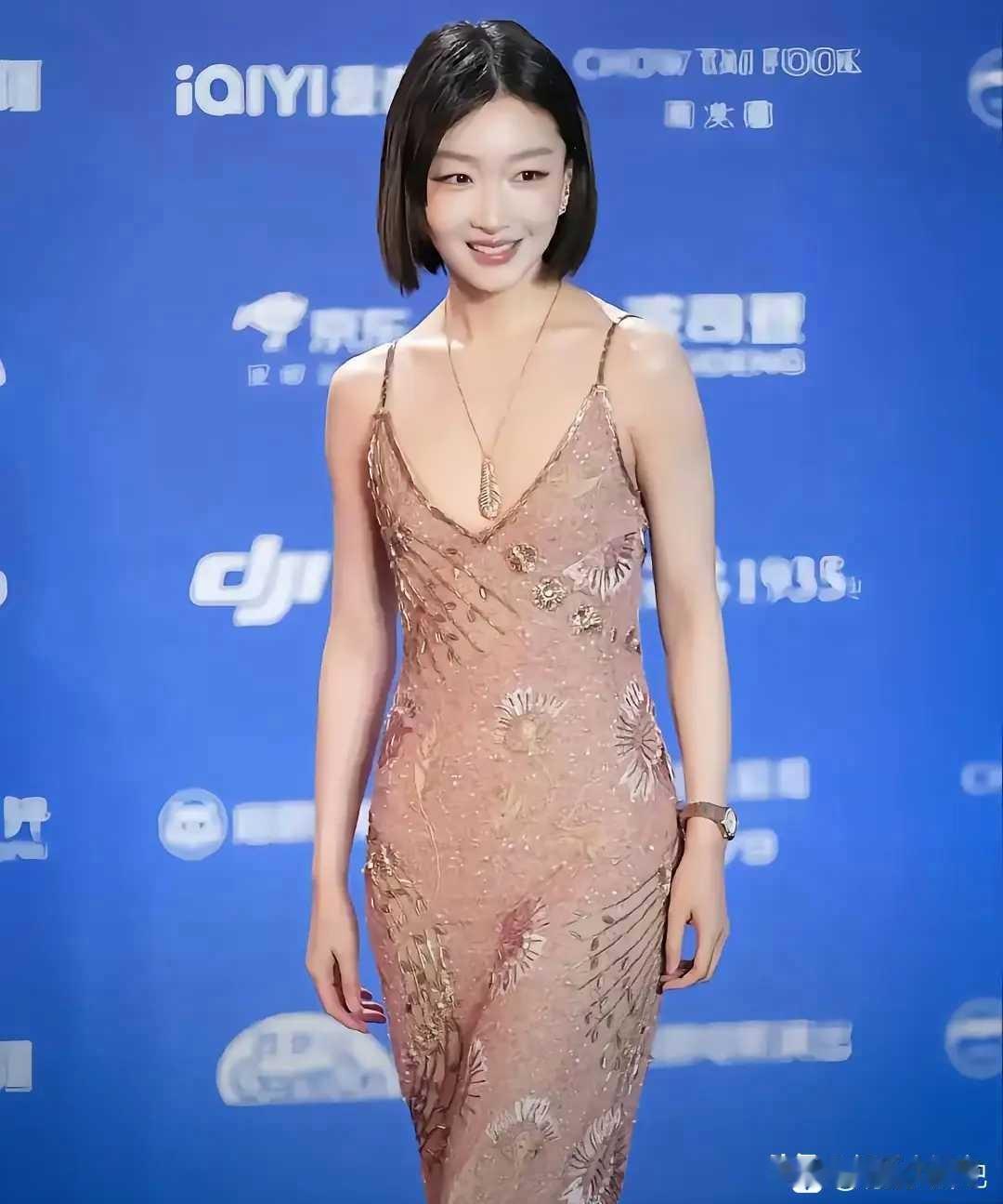 周冬雨走红毯我差点没认出来这一次她穿着粉色吊带礼服上全是亮钻，我看了两遍才确认