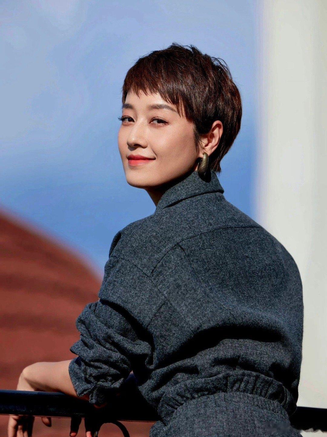 马年春联起点太高了马伊琍这上联“马伊琍马年选伊利”真的太有巧思了！谐音梗踩得超准