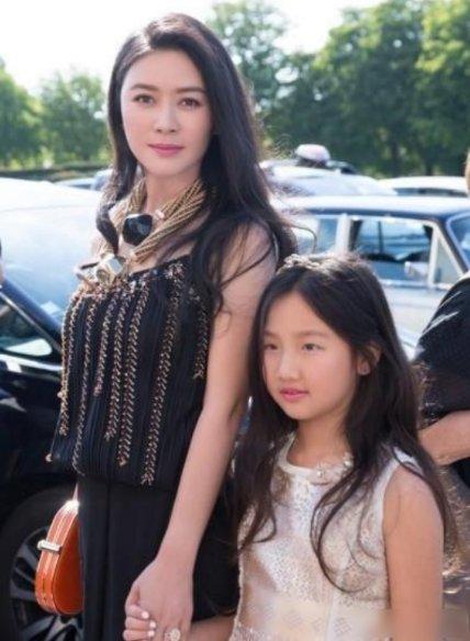 2001年，陆毅的老婆鲍蕾在接受采访时，对昔日同学田海蓉极尽讽刺：”她追了我老公