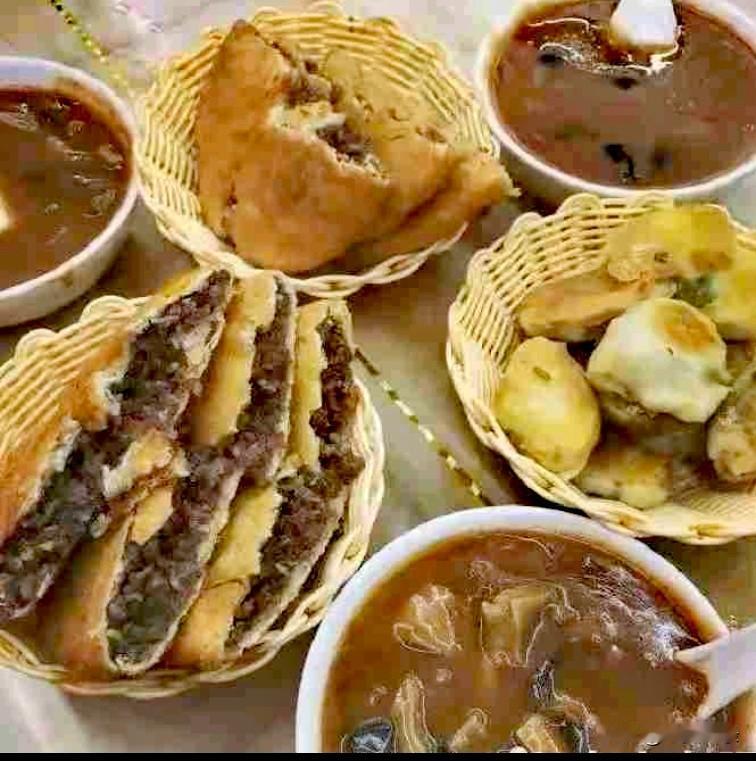 水煎包，牛肉包，北舞渡的胡辣汤，早餐绝配。[呲牙笑]