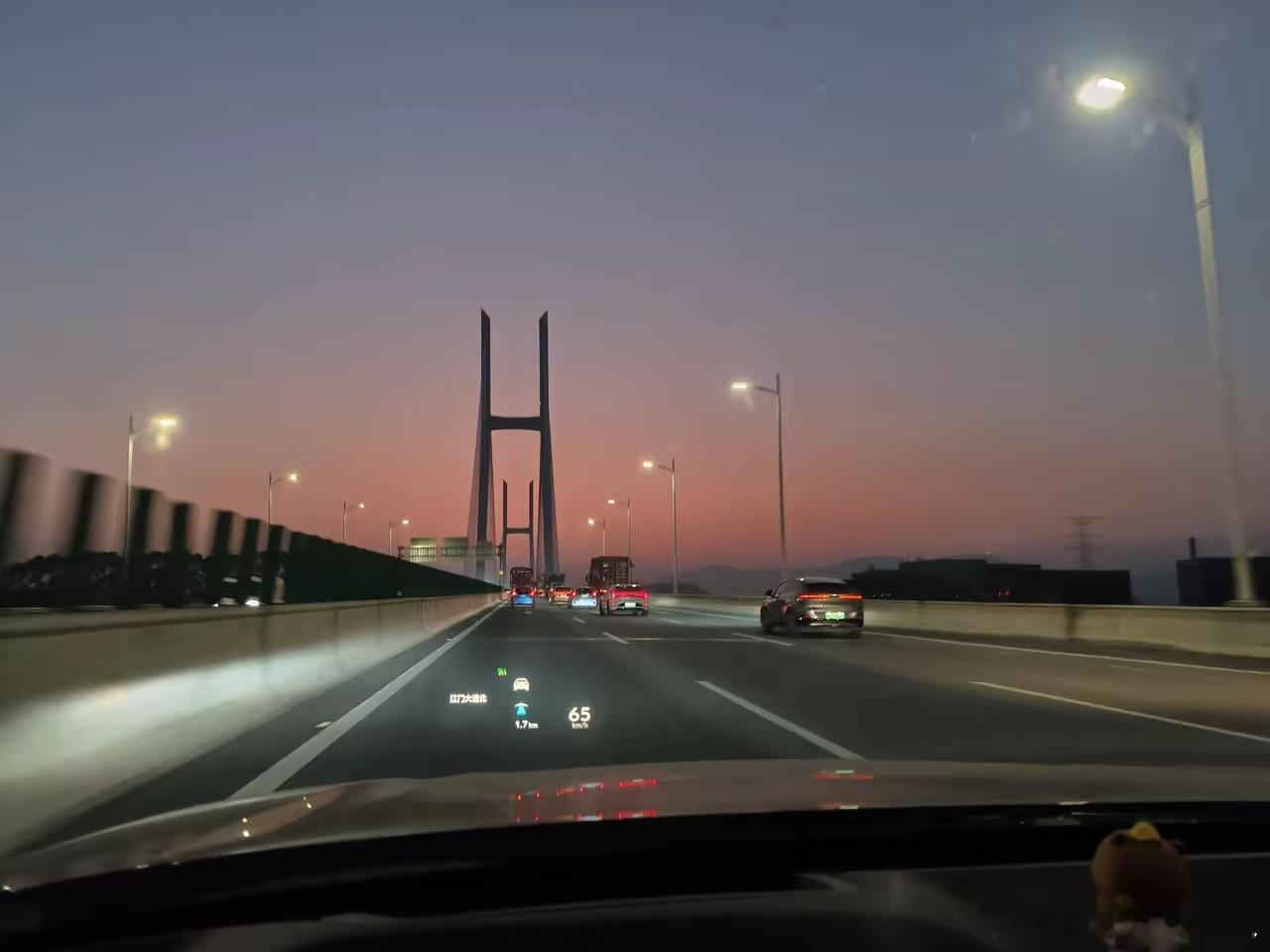 前阵子油价7.07元一升，300块的油跑了800公里。今天油价6.86元，加了2