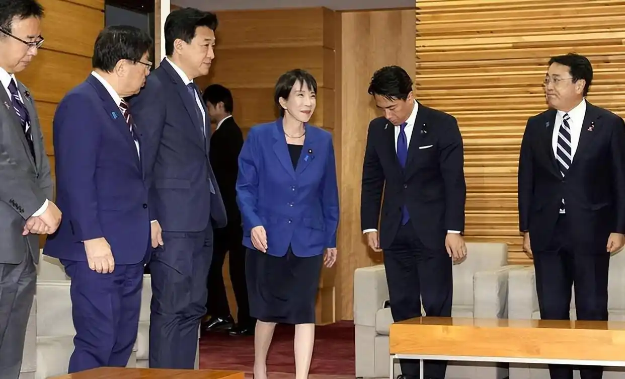 高市早苗的态度，似乎出现了新的变化。9月17日，日本首相高市早苗公开表示，中国是日本重要的邻国。在继