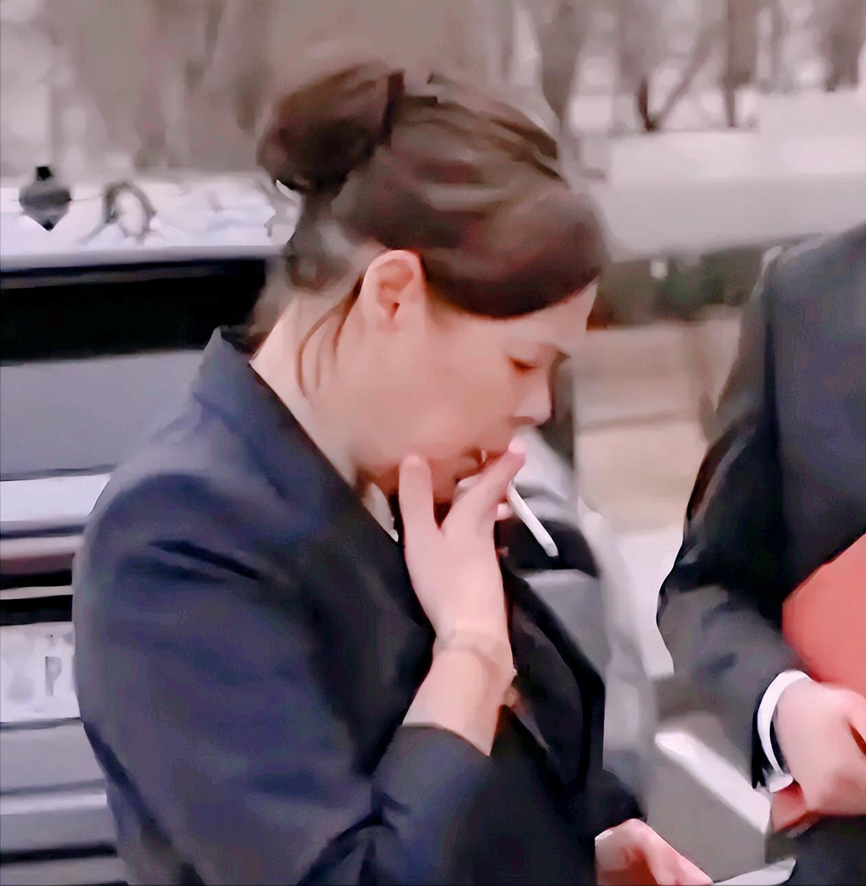 这一刻弱国无外交具体了格陵兰女外长哽咽了对着镜头说：压力令我窒息，白宫北极会