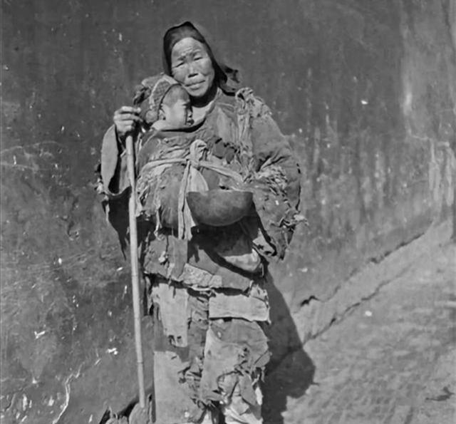 1949年，湖南平江解放后，有一个乞丐模样的妇人，径直走进了县委大院，当门口的守