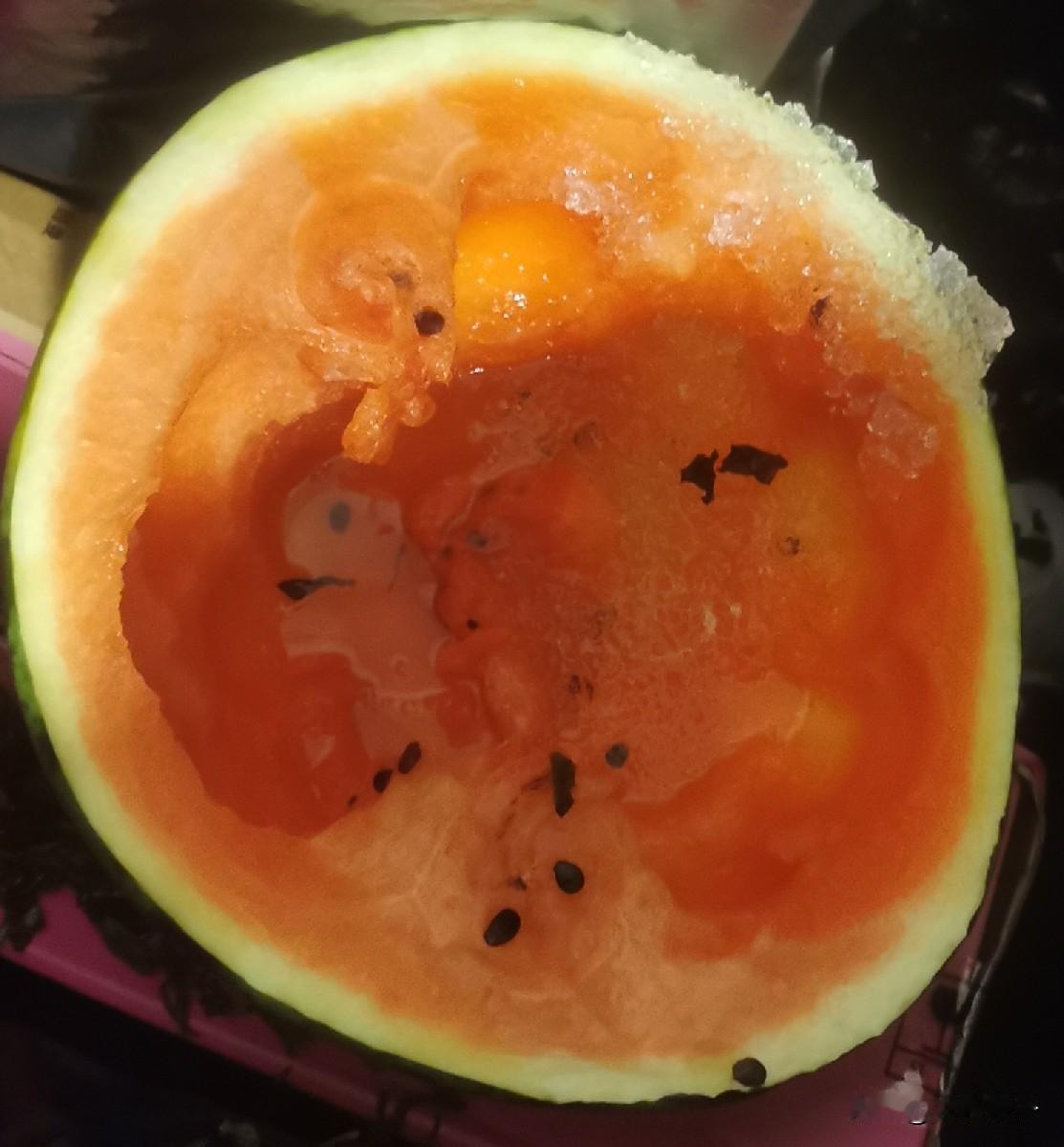 抠搜了一辈子的老人，现在也想开了！刚才我看到邻居老人，捧着半拉大西瓜，咕咚一