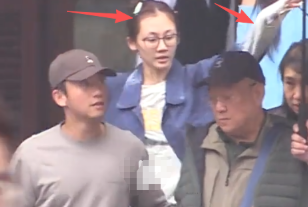 郑恺一大家外出聚餐，郑恺爸爸下楼需要搀扶，苗苗用袖子给爸爸挡雨。 就在刚刚，