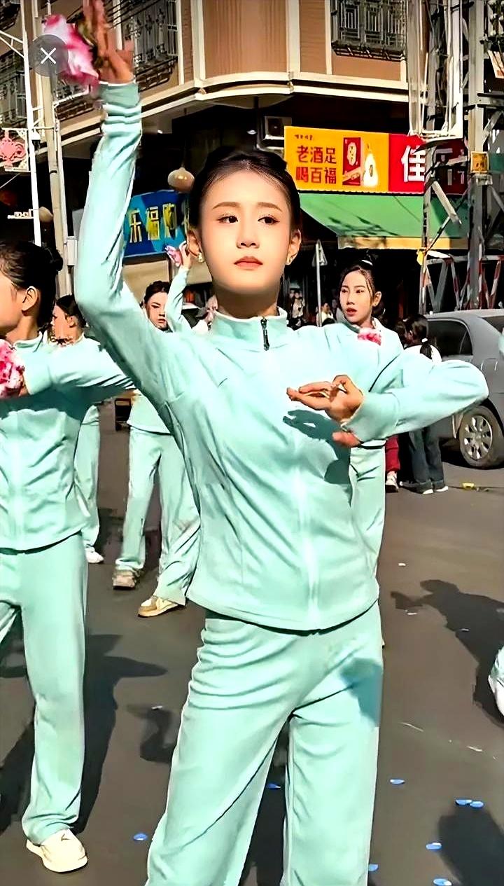 13岁潮汕女孩美貌炸网，全家却急了：一毛钱没花，求你们别捧了！就在村里一