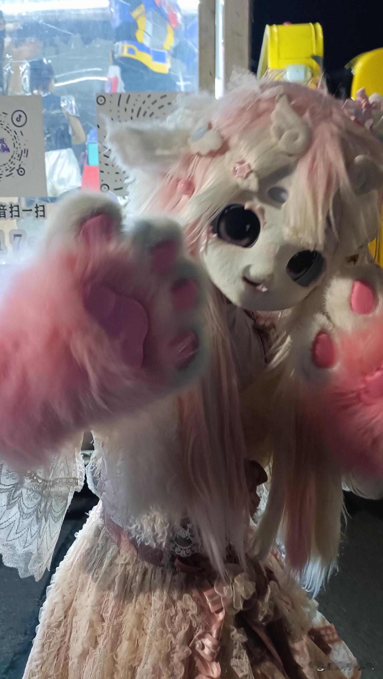 孩子喜欢动漫，喜欢看cosplay，对这些都表示很感兴趣，但是她不参与，也不买那