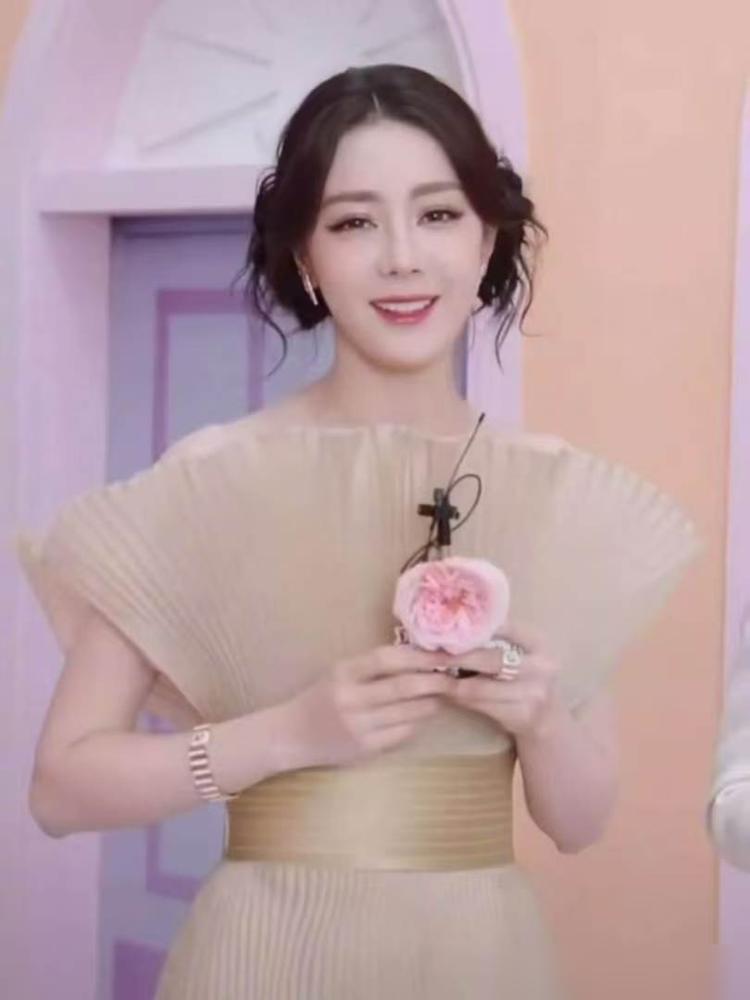 脸肿到认不出，就一定是怀孕生子？这届网友的想象力，也就到这了。看看时间线：2