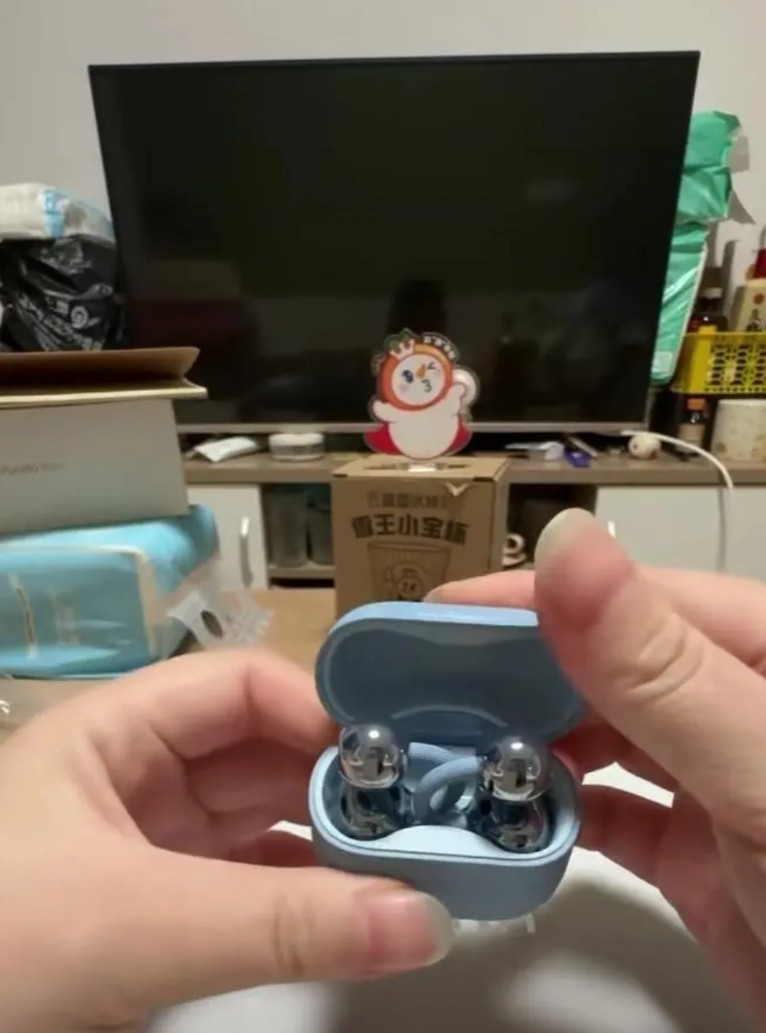 真的没有想到女人们喜欢华为耳夹式耳机喜欢得那么狂热！这不，10月20日上午，