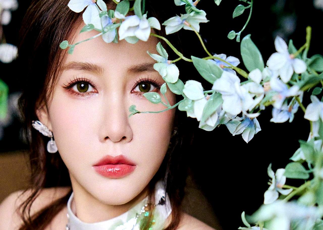 度假天堂迪拜沦为战区边缘，只用了一夜。歌手弦子一家三口本在海滩度假。几声巨