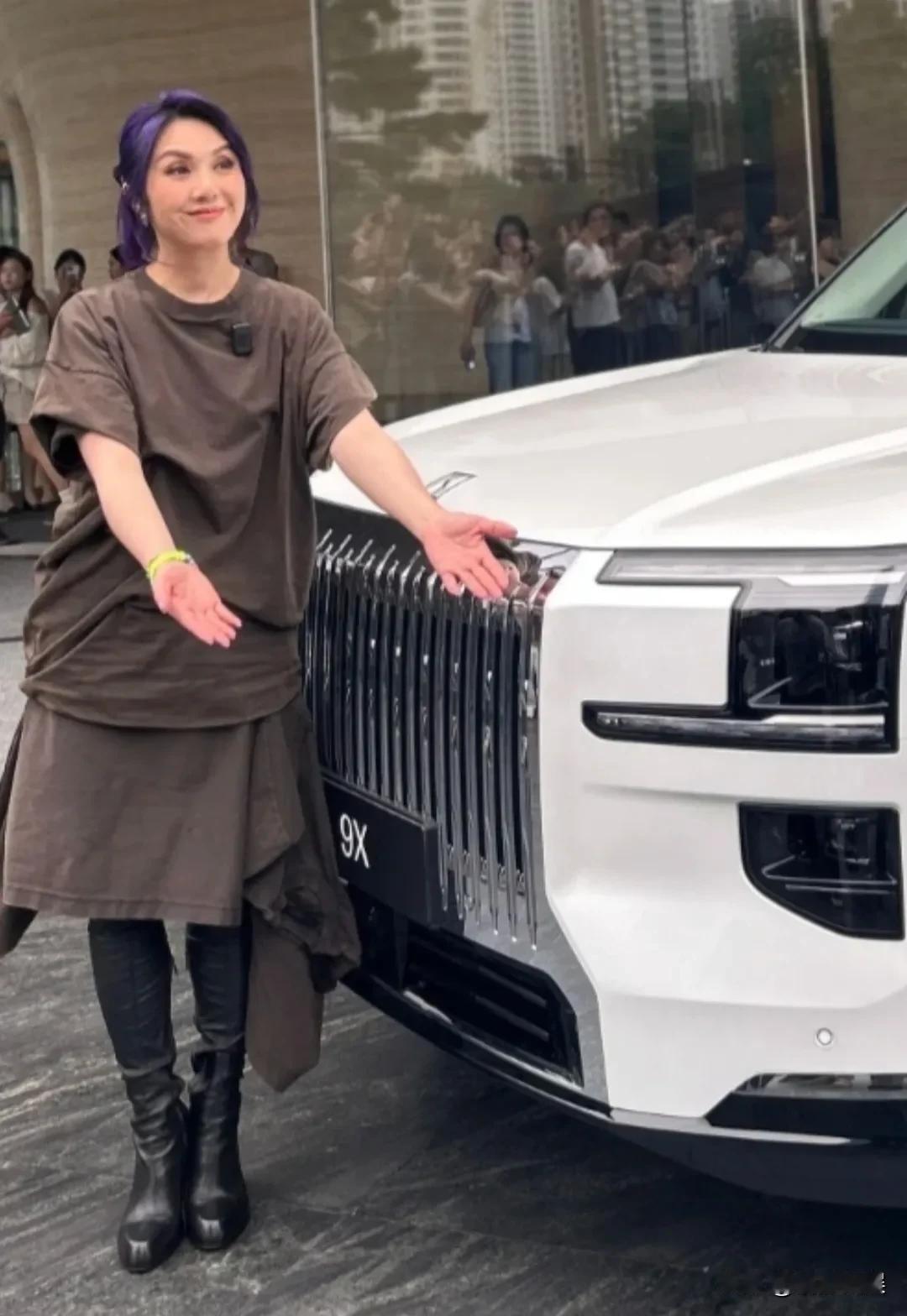 杨千嬅现身杭州，她这是对新能源车动心了吗？在杭州极氪大厦的门前，杨千嬅在工作人