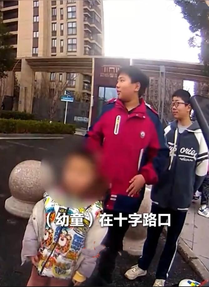 暖心！俩“小孩哥”背迷路娃走3公里找家人，这举动太赞了！日前，苏州昆山集善