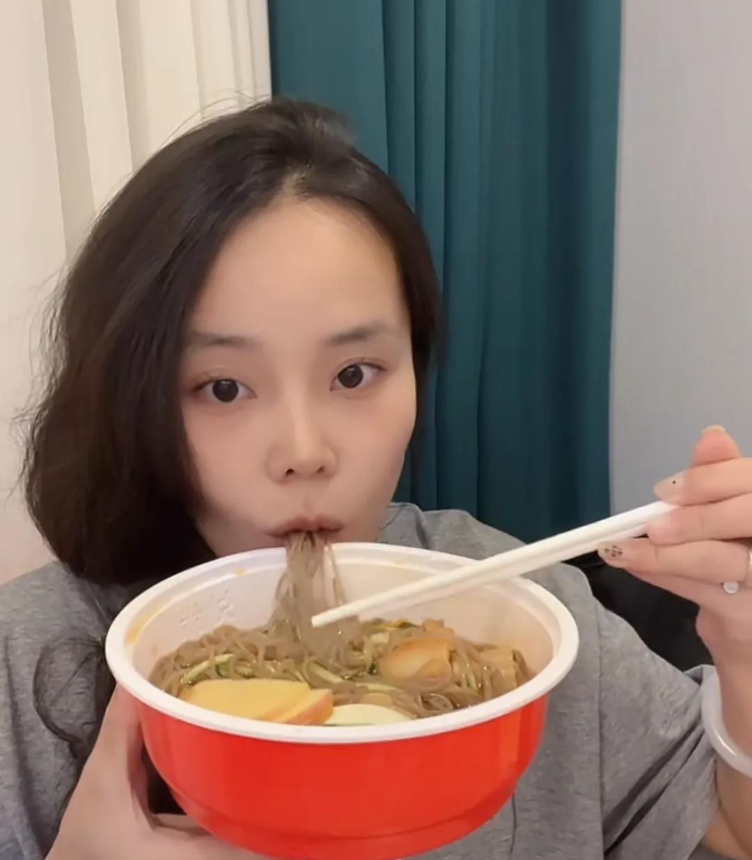 熊磊今晚直播说，结婚的时候体检没有查出姚策肝的问题，熊磊说需要单独查一下才行还