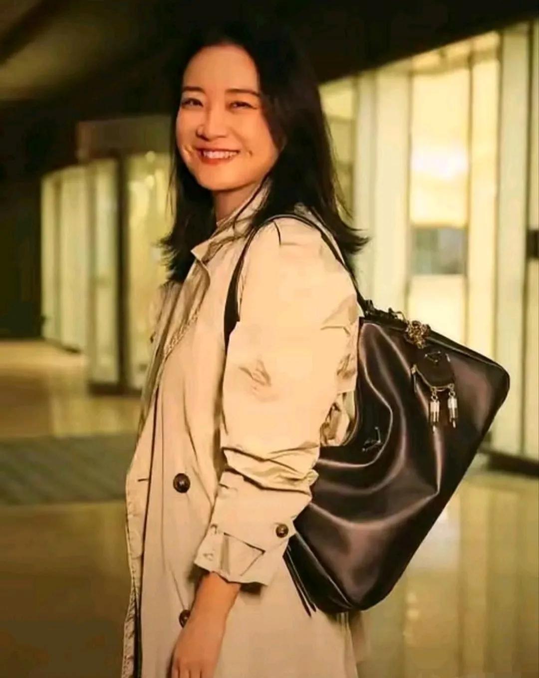 贾玲，笑容还是那个笑容，就是气质完全不一样了。贾玲